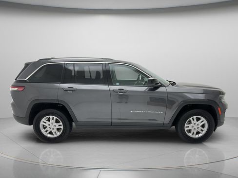 Used 2023 Jeep Grand Cherokee Laredo w/ Luxury Tech Group I AWD/4WD image 4