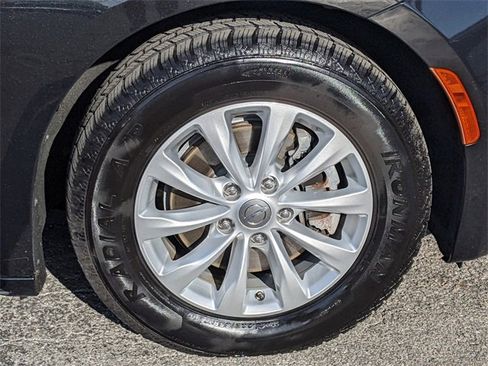 Used 2017 Chrysler Pacifica Touring-L image 7