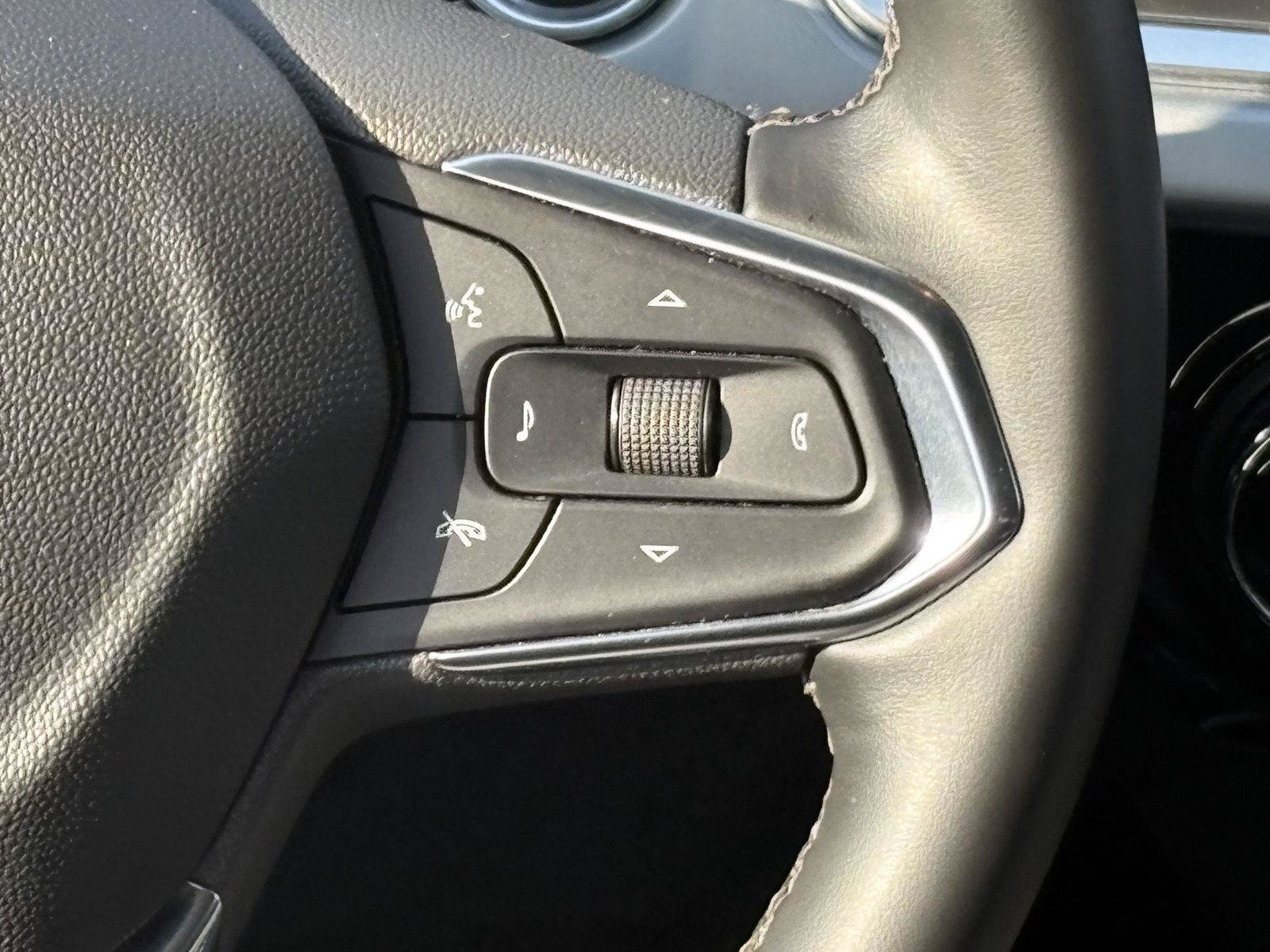 Used 2025 Chevrolet Trax LT w/ LT Convenience Package FWD image 11
