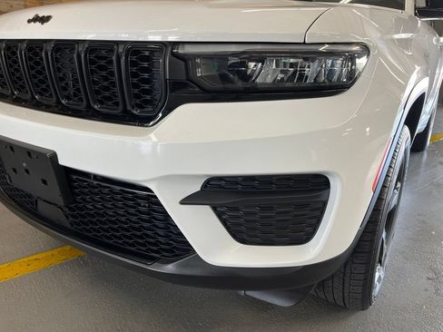 Used 2023 Jeep Grand Cherokee Altitude AWD/4WD image 9