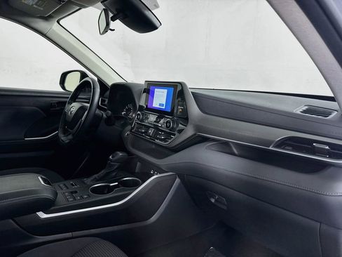 Used 2024 Toyota Highlander LE AWD/4WD image 30