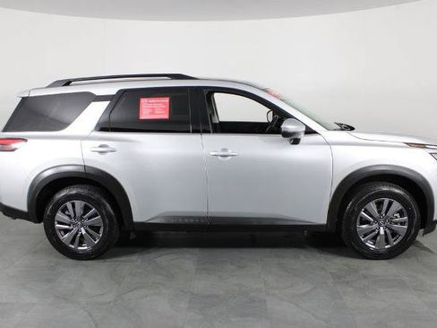 Certified 2025 Nissan Pathfinder SV FWD image 12