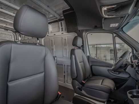 Used 2025 Mercedes-Benz Sprinter 2500 image 34