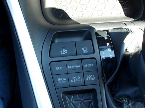 Used 2020 Toyota RAV4 LE image 20