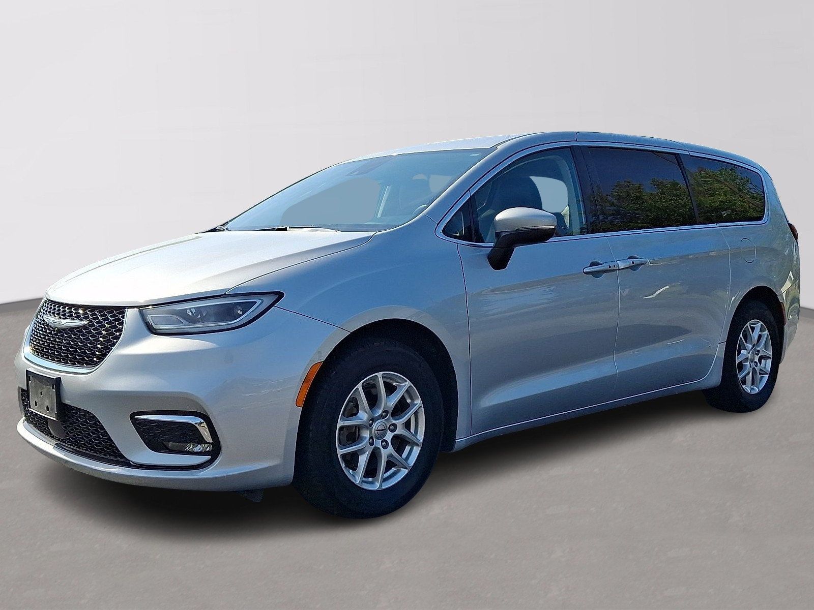 Used 2023 Chrysler Pacifica Touring-L FWD image 3