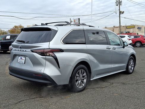 Used 2024 Toyota Sienna LE image 7