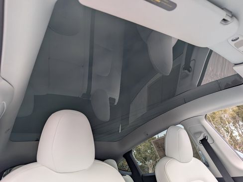 Used 2022 Tesla Model Y Long Range image 3