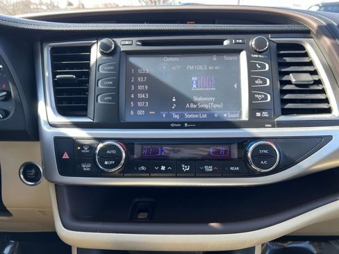 Used 2015 Toyota Highlander XLE image 18