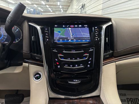 Used 2016 Cadillac Escalade Luxury AWD/4WD image 16