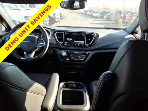 New 2026 Chrysler Pacifica Select image 6