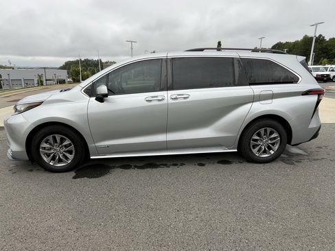 Used 2021 Toyota Sienna XLE FWD image 6
