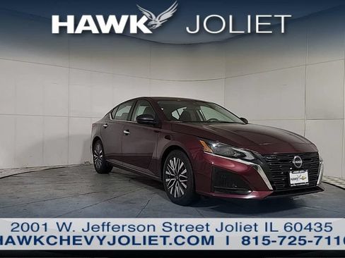 Used 2025 Nissan Altima 2.5 SV FWD image 2