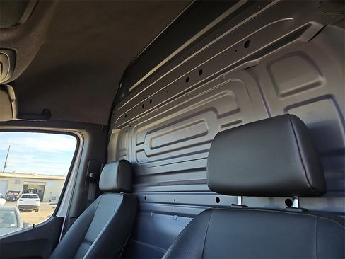 Used 2025 Mercedes-Benz Sprinter 2500 image 18
