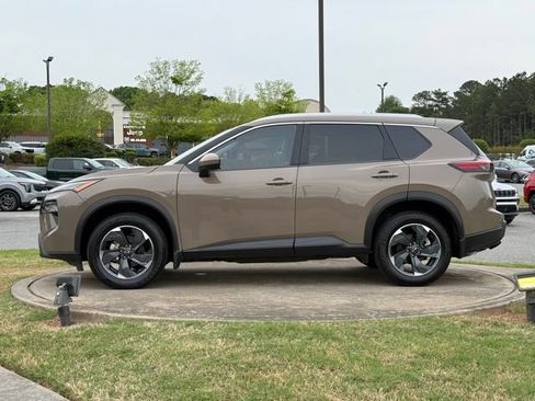 Used 2024 Nissan Rogue SV w/ SV Premium Package FWD image 4