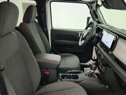 Used 2025 Jeep Wrangler Sahara image 24