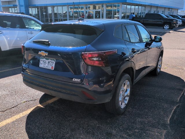 Used 2024 Chevrolet Trax LS w/ LS Convenience Package FWD image 4