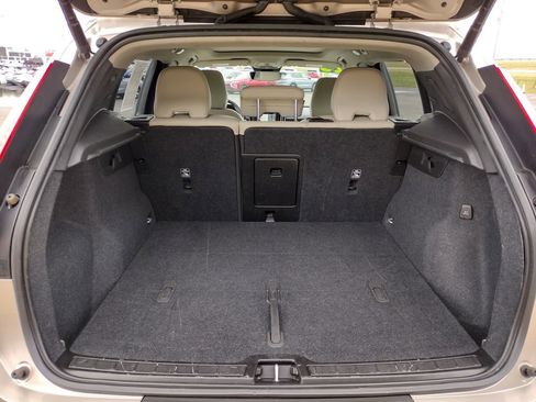 Used 2023 Volvo XC40 B4 Ultimate image 17