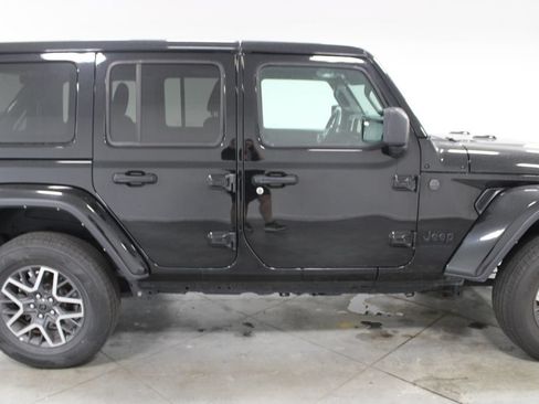 Used 2025 Jeep Wrangler Unlimited Sahara AWD/4WD image 11