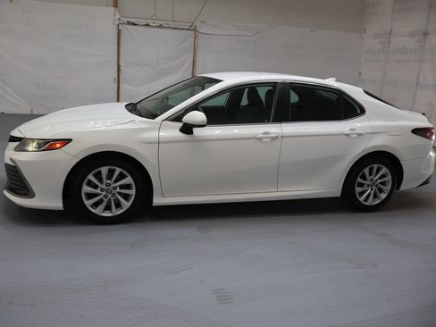 Used 2021 Toyota Camry LE FWD image 4