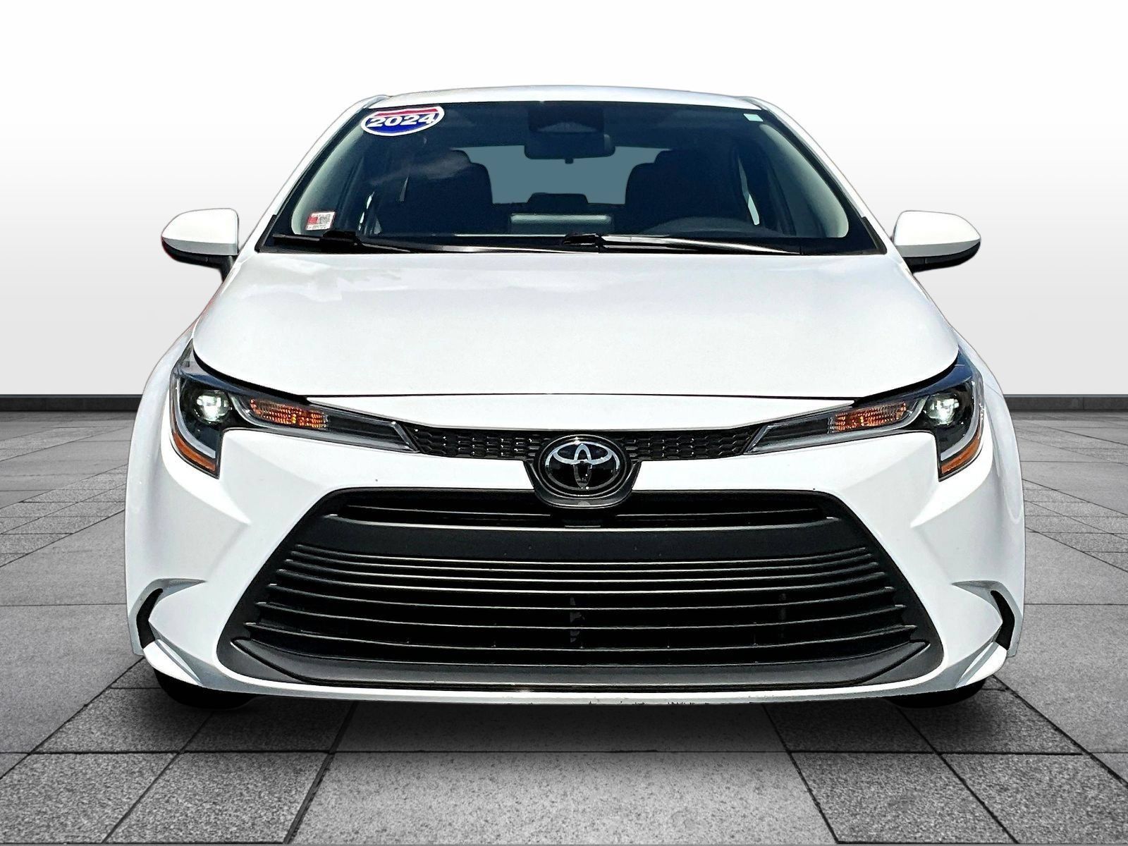 Used 2024 Toyota Corolla LE FWD image 2