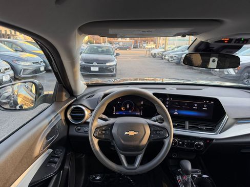 Used 2025 Chevrolet Trax LT image 32