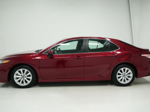 Used 2018 Toyota Camry LE FWD image 7