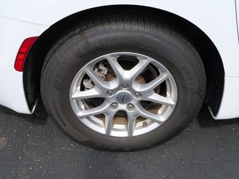 Used 2024 Chrysler Pacifica Touring-L FWD image 9