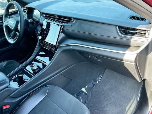 Used 2024 Jeep Grand Cherokee Altitude image 28