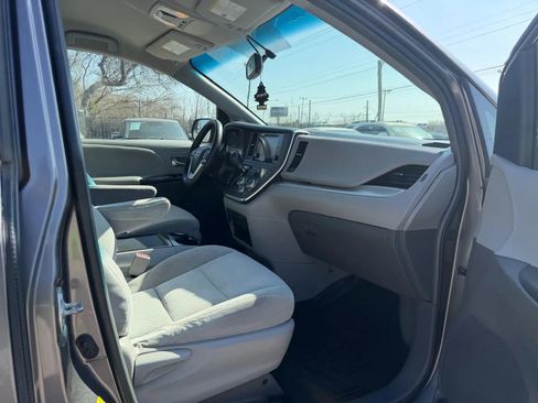 Used 2015 Toyota Sienna LE FWD image 11