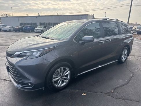 Used 2025 Toyota Sienna XLE image 2