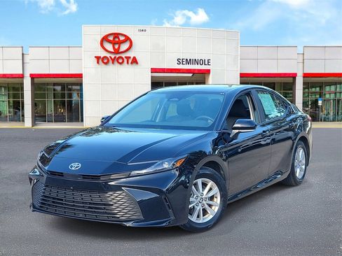 Used 2025 Toyota Camry LE image 1