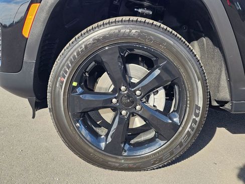 New 2025 Jeep Grand Cherokee Altitude image 8