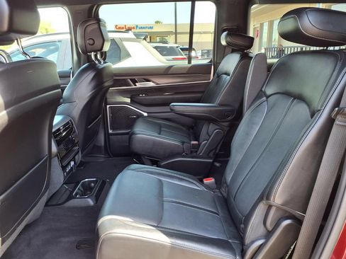 Used 2024 Jeep Wagoneer Series III AWD/4WD image 8