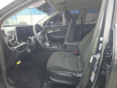 Used 2024 Kia Sportage LX image 3