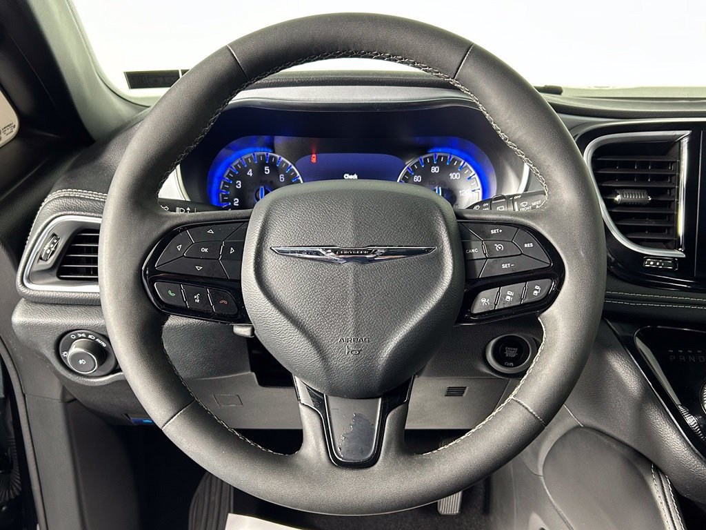 Used 2025 Chrysler Pacifica Limited FWD image 26