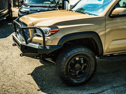 Used 2019 Toyota Tacoma TRD Off-Road AWD/4WD image 15