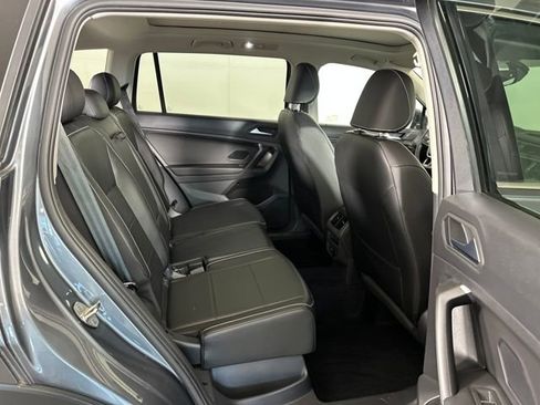 Used 2021 Volkswagen Tiguan SE w/ Panoramic Sunroof Package image 21