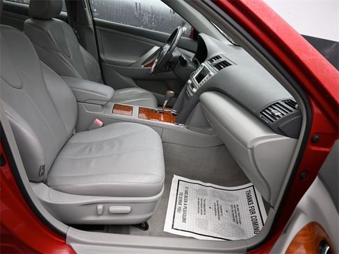 Used 2010 Toyota Camry XLE image 7