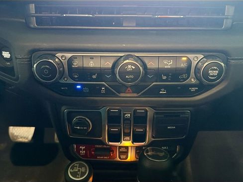 Used 2025 Jeep Wrangler Unlimited Rubicon 4xe w/ Convenience Group AWD/4WD image 17
