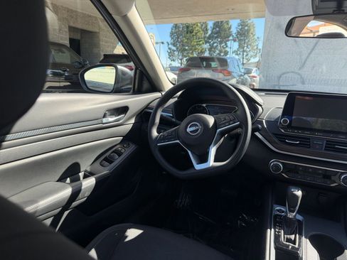 Used 2025 Nissan Altima 2.5 SV image 31