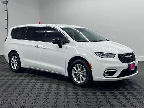Used 2025 Chrysler Pacifica Select AWD/4WD image 7