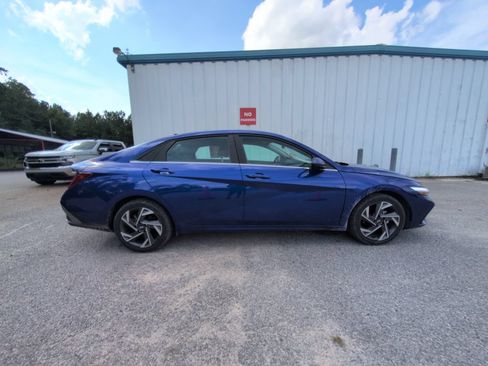 Used 2025 Hyundai Elantra SEL FWD image 9