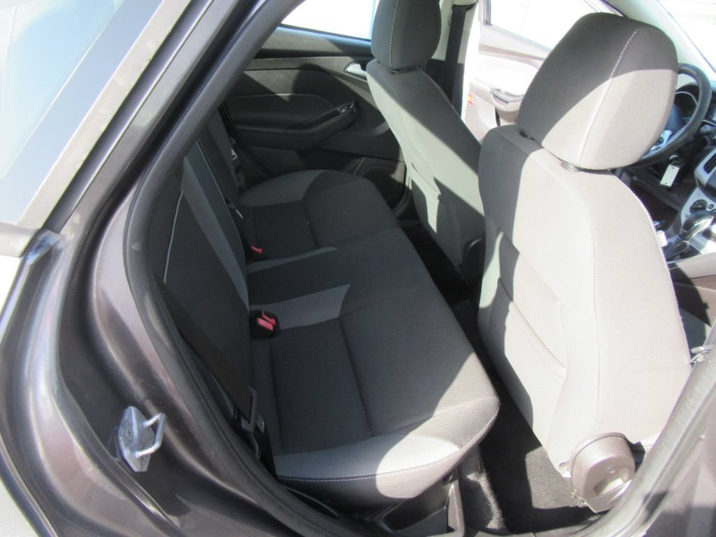 Used 2014 Ford Focus SE w/ SE Winter Package FWD image 10