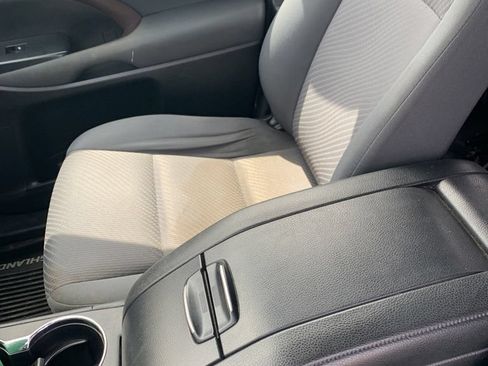 Used 2019 Toyota Highlander LE FWD image 19