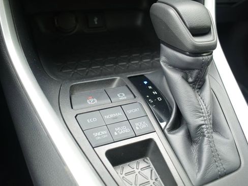 Used 2022 Toyota RAV4 LE AWD/4WD image 16