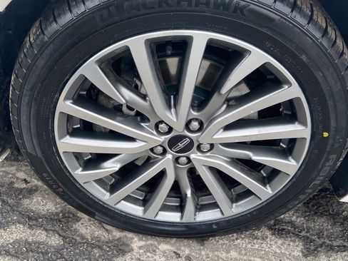 Used 2017 Lincoln Continental Select w/ Continental Climate Package image 10