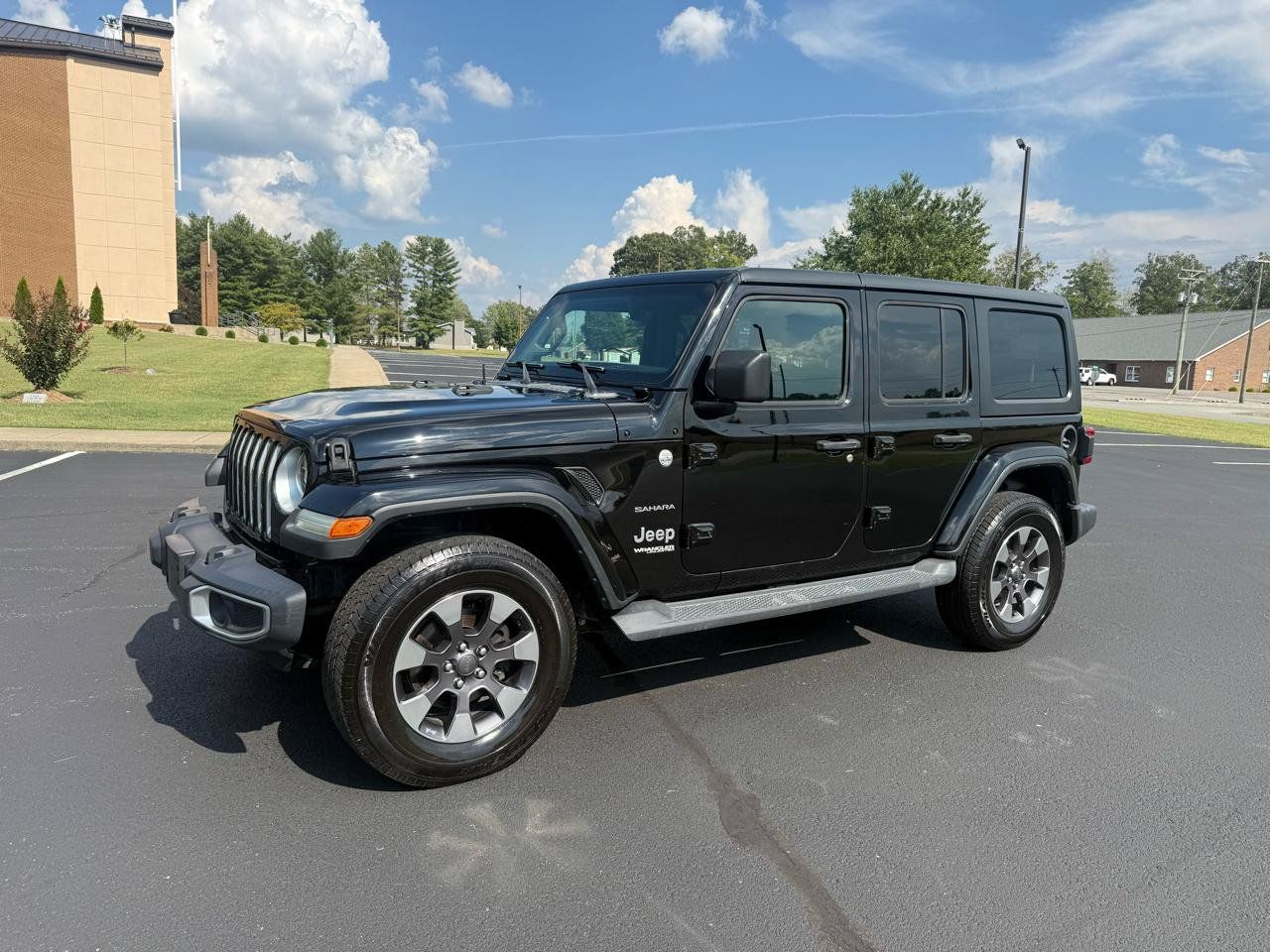 Used 2018 Jeep Wrangler Unlimited Sahara AWD/4WD image 4
