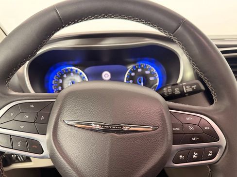 Used 2023 Chrysler Pacifica Touring-L FWD image 30