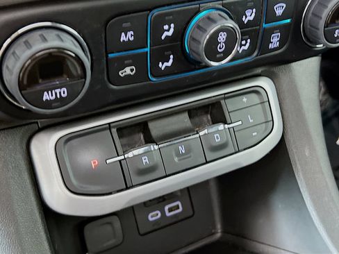 Certified 2023 GMC Acadia SLE w/ Infotainment Package AWD/4WD image 17