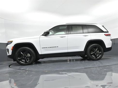 Used 2024 Jeep Grand Cherokee Altitude AWD/4WD image 30